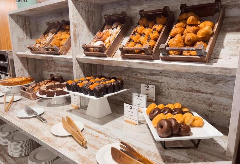 Отель Moxy Barcelona