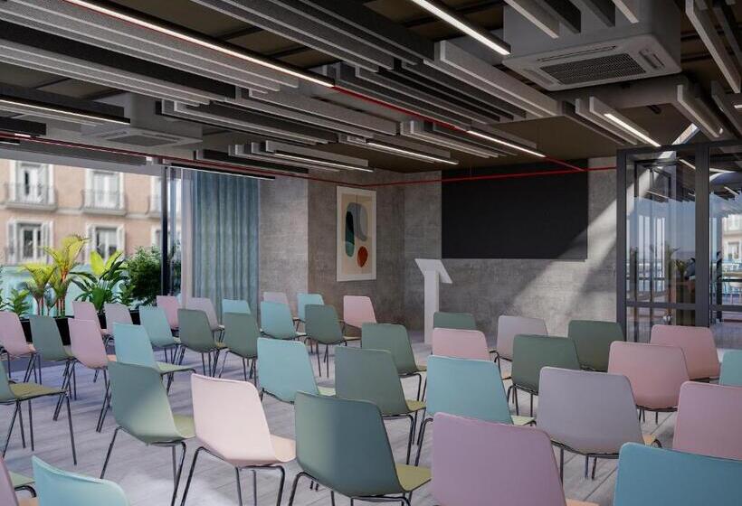 Отель Moxy Barcelona