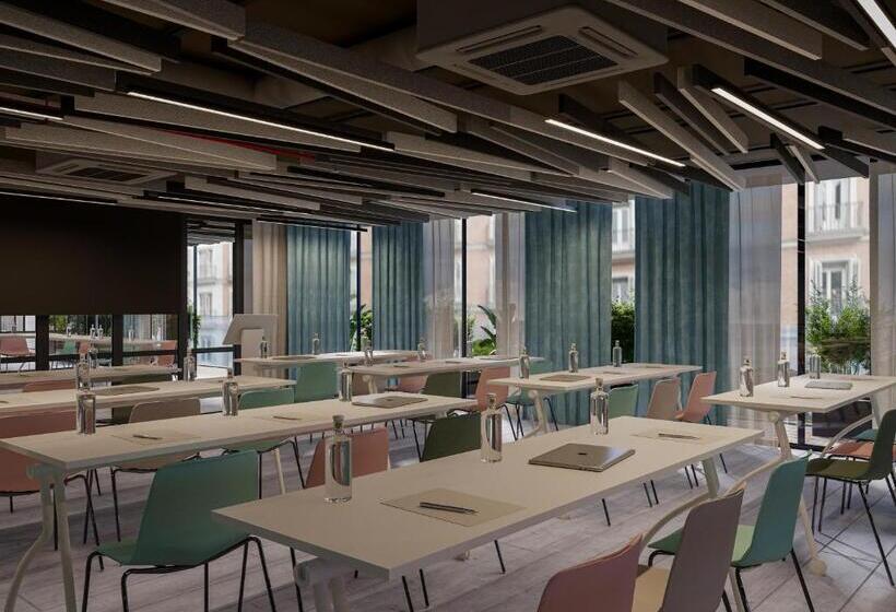 Отель Moxy Barcelona