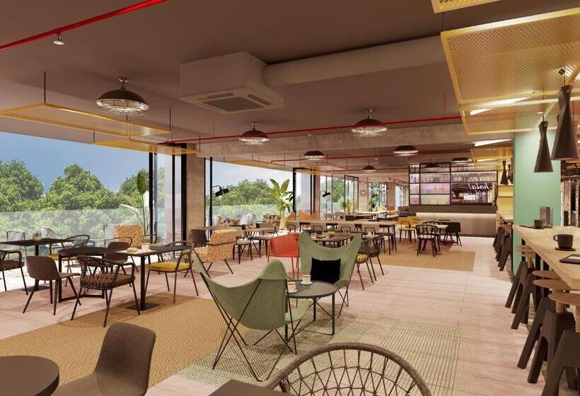 Отель Moxy Barcelona