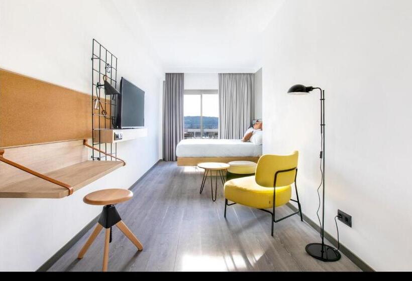 Отель Moxy Barcelona