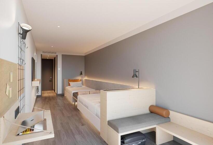 Отель Moxy Barcelona