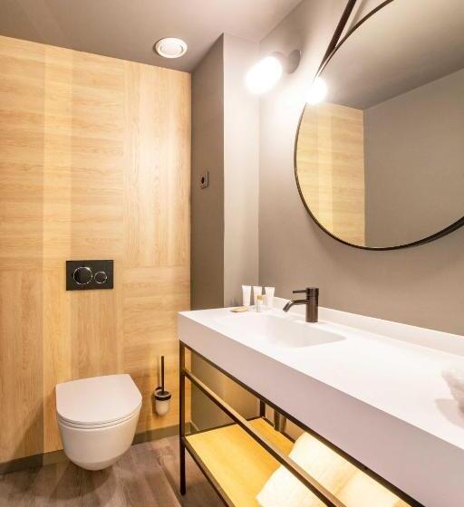 Отель Moxy Barcelona