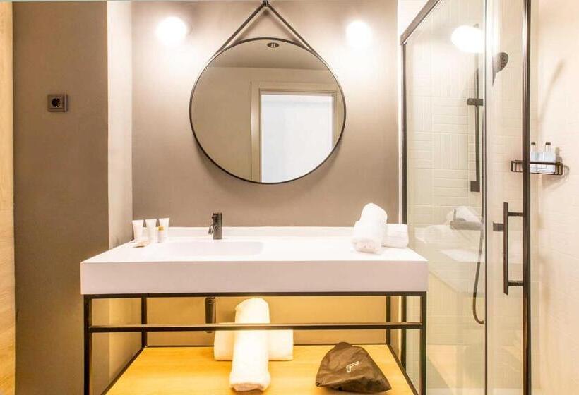 Отель Moxy Barcelona