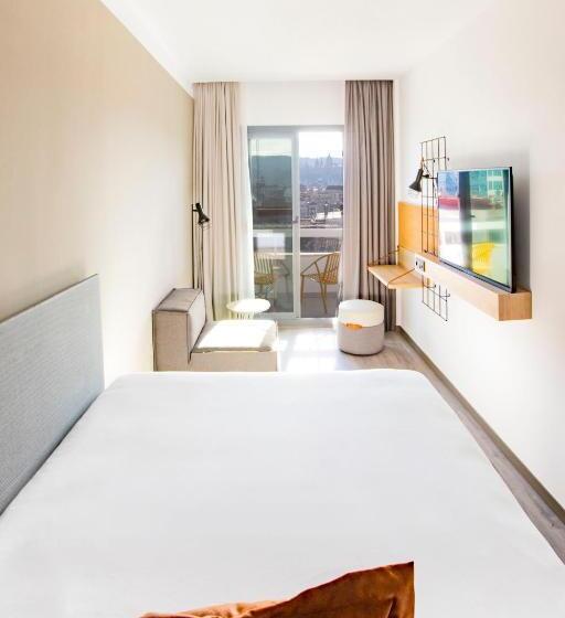 Отель Moxy Barcelona