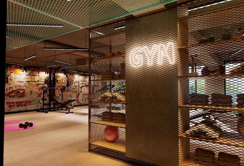 Отель Moxy Barcelona