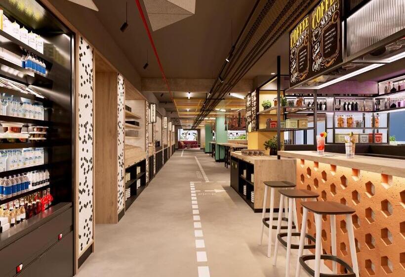 Отель Moxy Barcelona