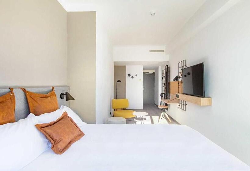 Отель Moxy Barcelona