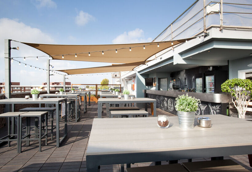 Отель Moxy Barcelona