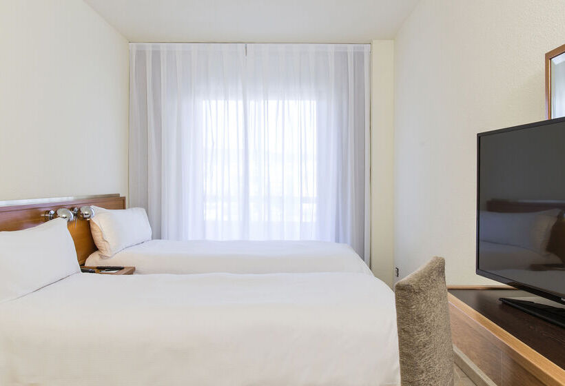 Отель Moxy Barcelona