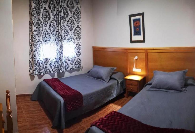 ホテル Hostal Los Hermanos