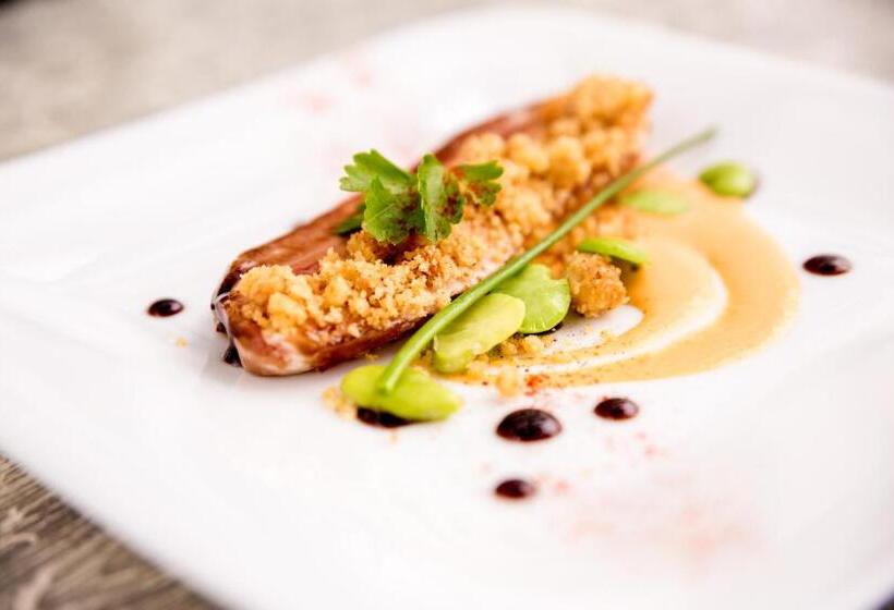 Отель Logis Hôtel Restaurant Des Châteaux