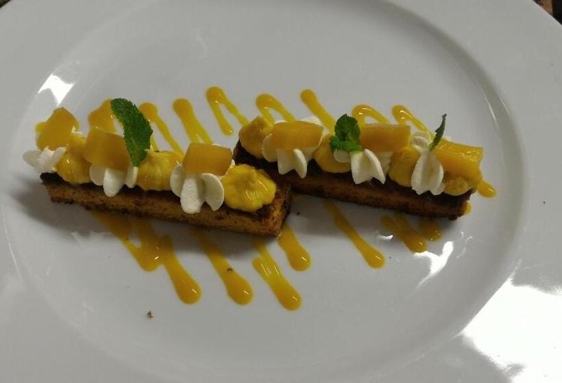 Отель Logis Hôtel Restaurant Des Châteaux