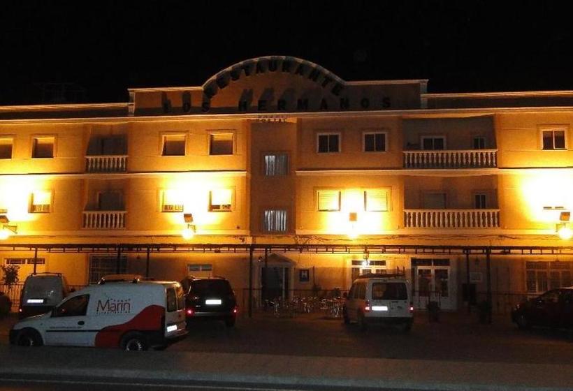 ホテル Hostal Los Hermanos