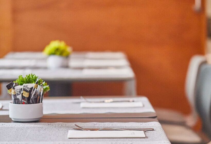 ホテル Silken Luis De Leon