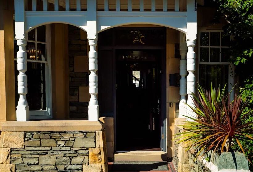 בית מלון כפרי The Cranleigh Boutique