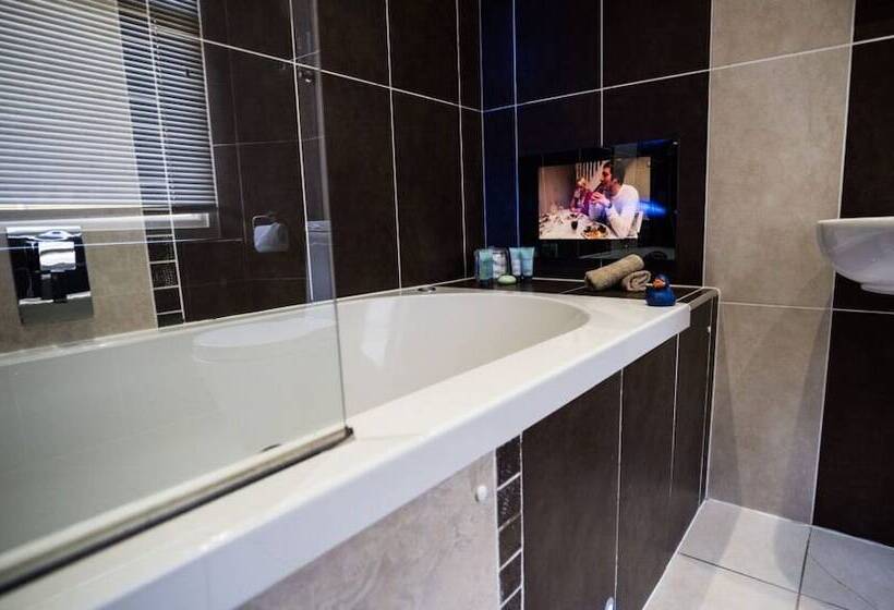 בית מלון כפרי The Cranleigh Boutique