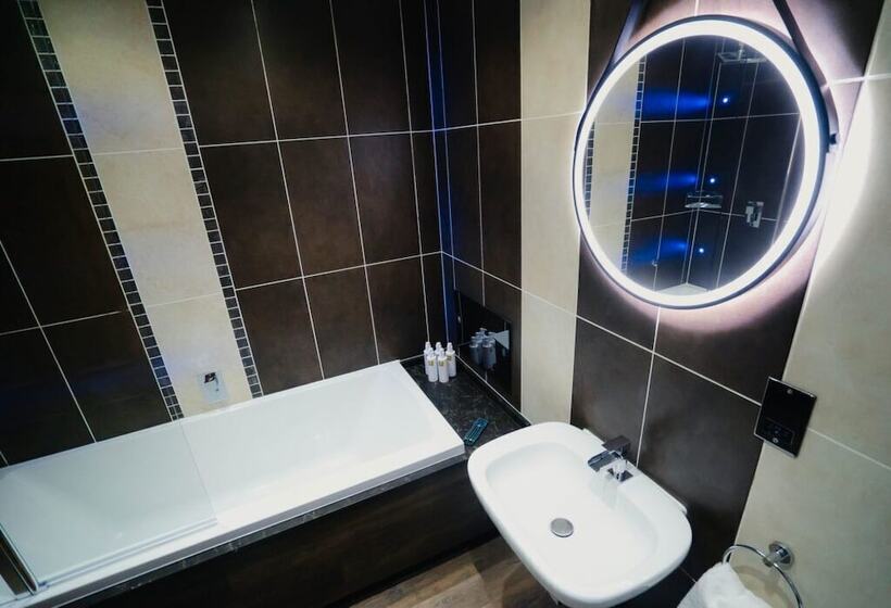 בית מלון כפרי The Cranleigh Boutique