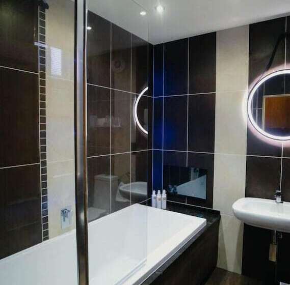 בית מלון כפרי The Cranleigh Boutique