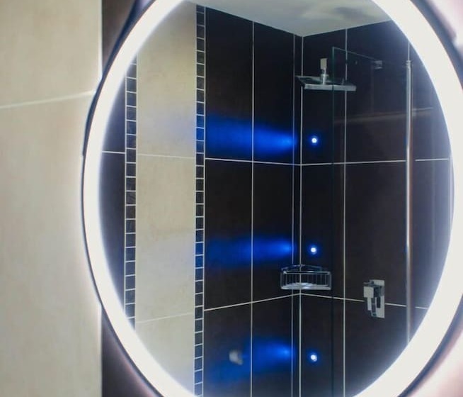 בית מלון כפרי The Cranleigh Boutique