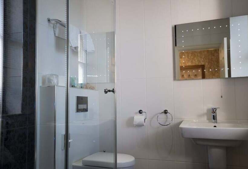 בית מלון כפרי The Cranleigh Boutique