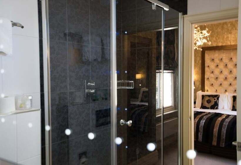 בית מלון כפרי The Cranleigh Boutique