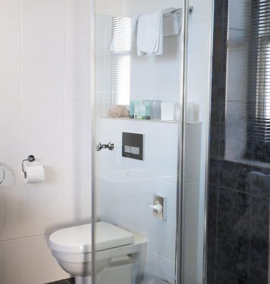 בית מלון כפרי The Cranleigh Boutique