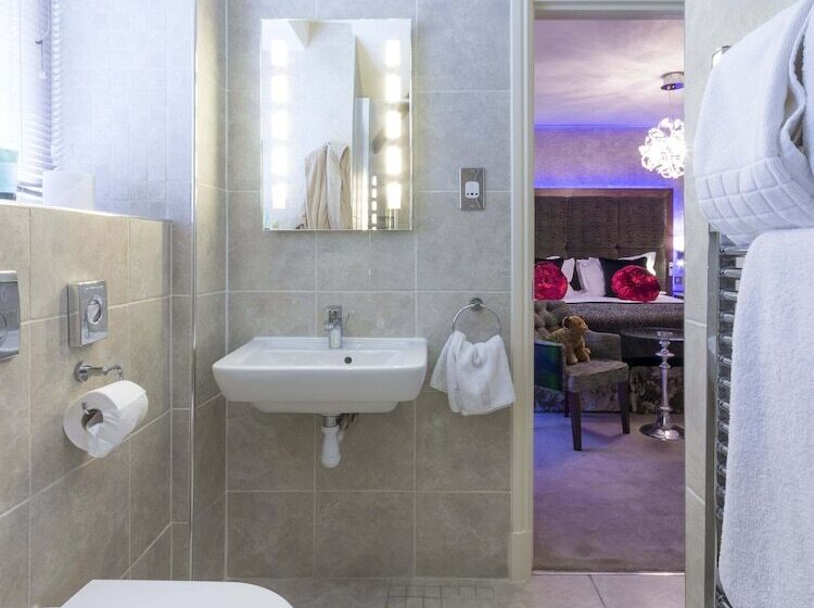 בית מלון כפרי The Cranleigh Boutique