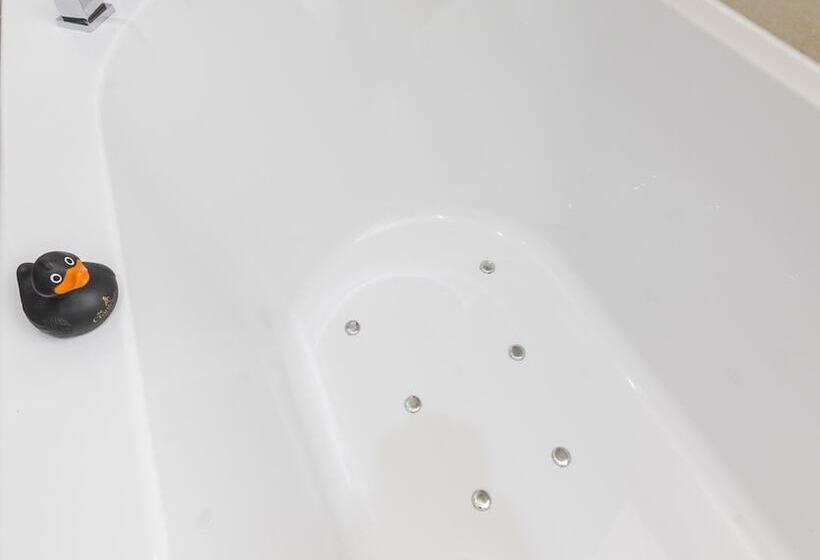 בית מלון כפרי The Cranleigh Boutique