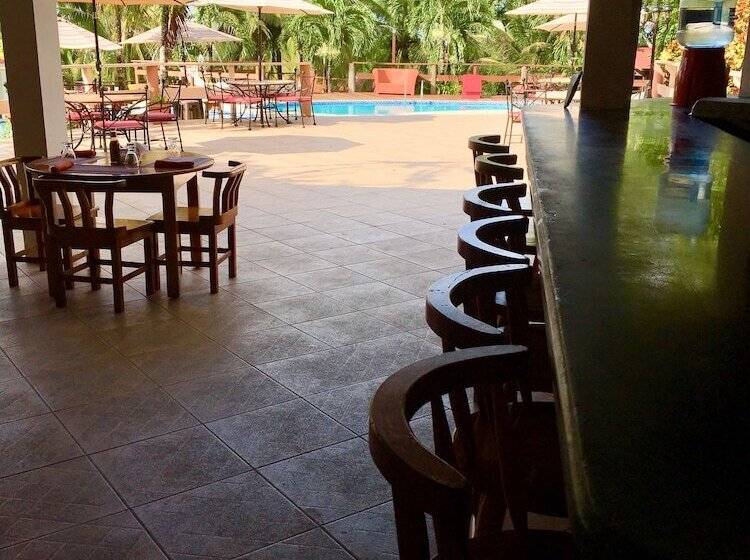 호텔 The Log Cabinn