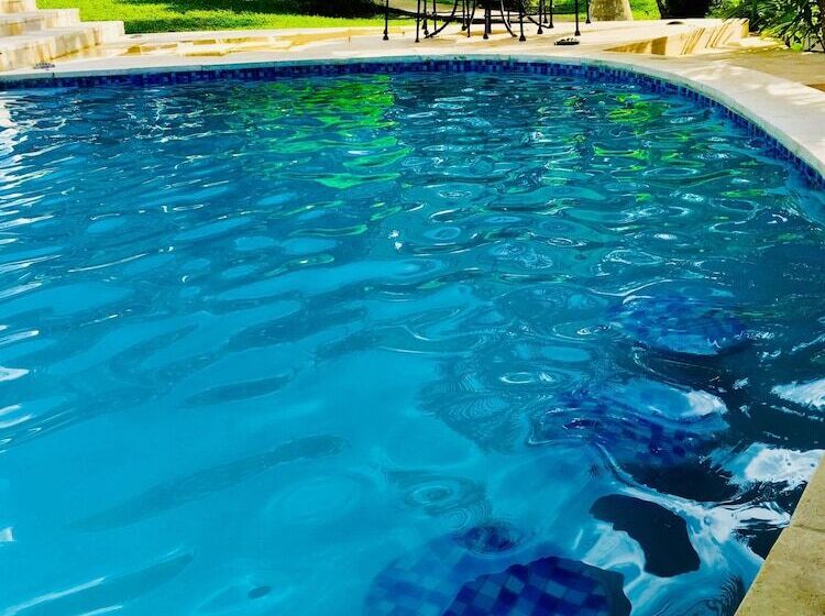 호텔 The Log Cabinn