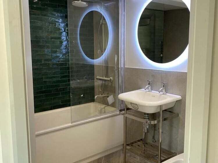 בית מלון כפרי Royal Oak