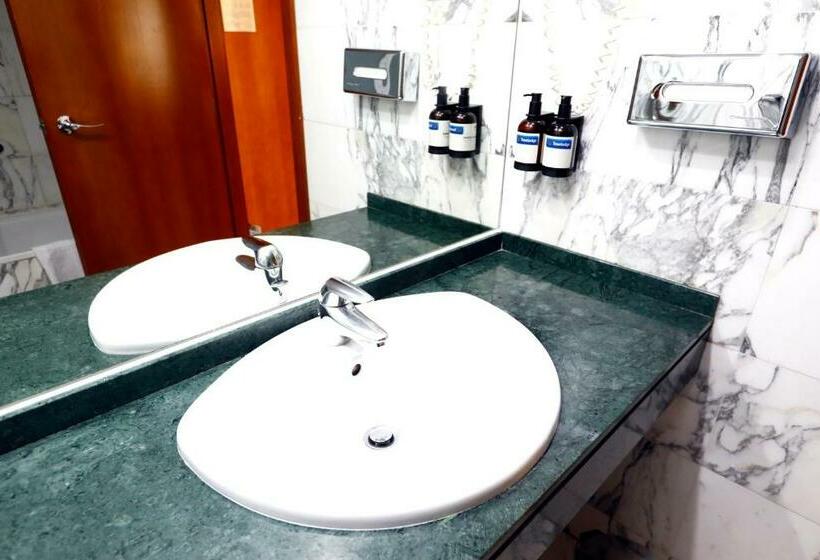 בית מלון כפרי Travelodge Madrid Coslada Airport