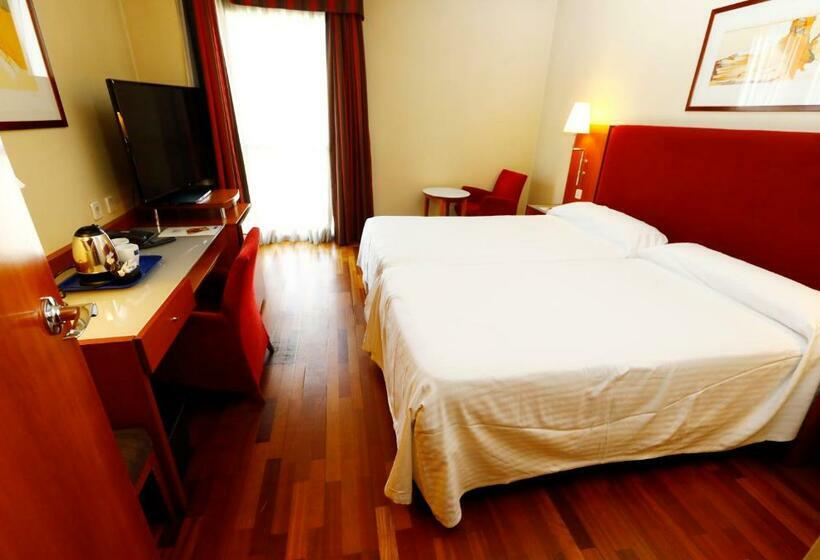 בית מלון כפרי Travelodge Madrid Coslada Airport