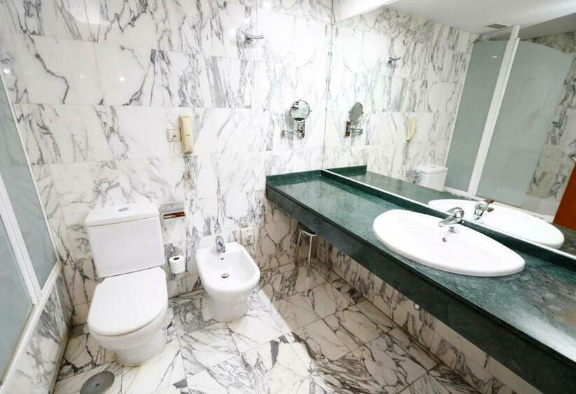 בית מלון כפרי Travelodge Madrid Coslada Airport