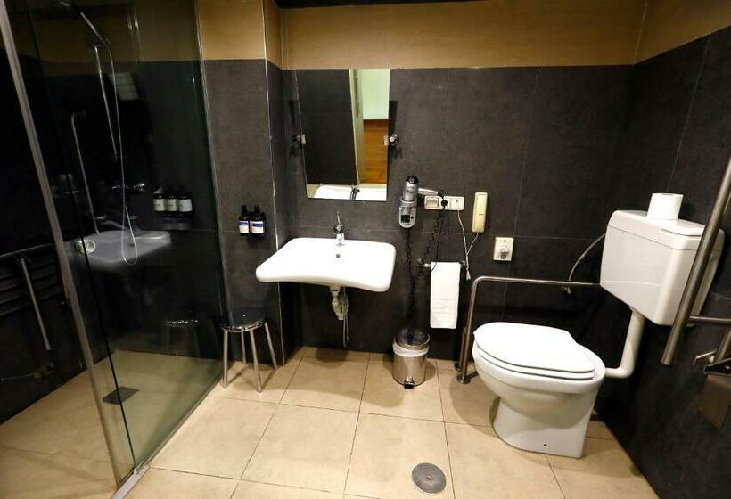 هتل Travelodge Madrid Coslada Airport
