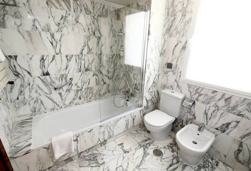 בית מלון כפרי Travelodge Madrid Coslada Airport