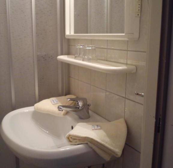 تختخواب و صبحانه Landgasthof Piroutz