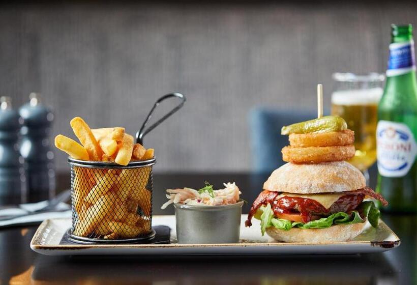 فندق Burntwood Court