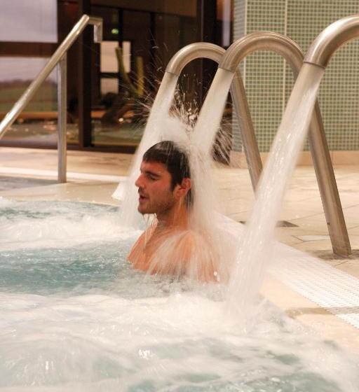 فندق Burntwood Court