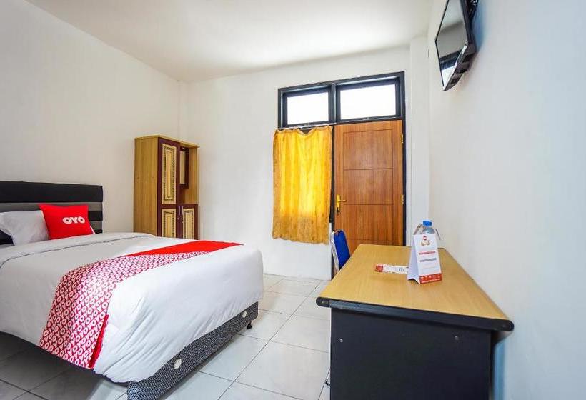 בית מלון כפרי Oyo 1693 Edward Residence Malalayang