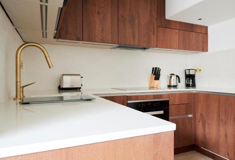 Sonder Kensington Town House