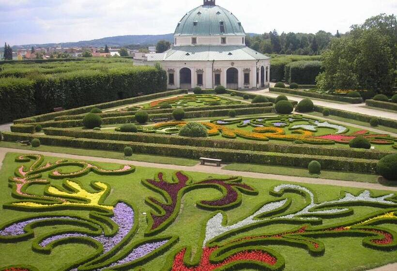 펜션 Penzion A Restaurace Na Jízdárně