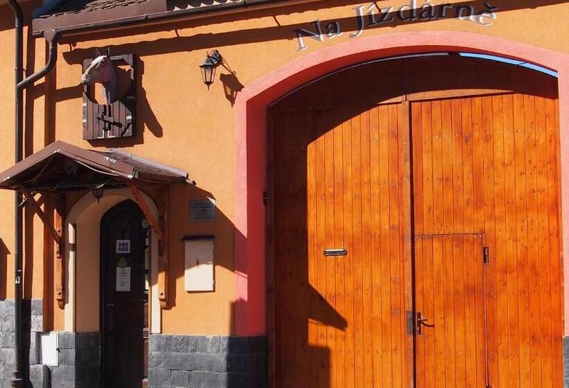 펜션 Penzion A Restaurace Na Jízdárně