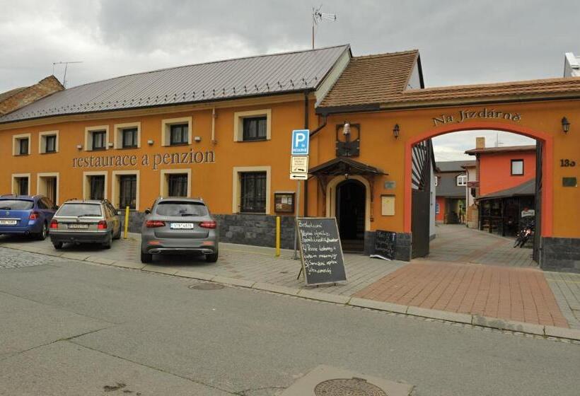 펜션 Penzion A Restaurace Na Jízdárně
