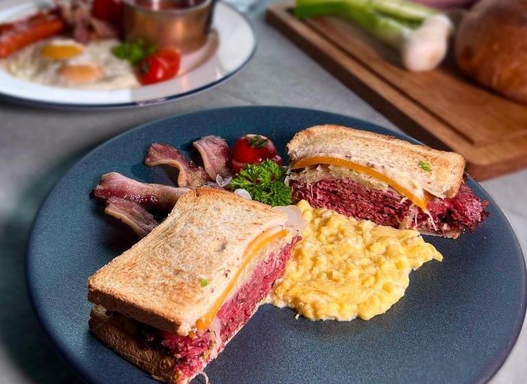 Restaurant & Pension U Hradu