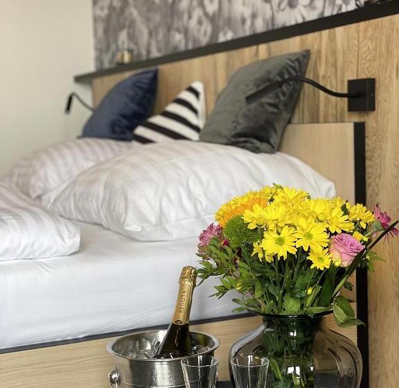 Restaurant & Pension U Hradu