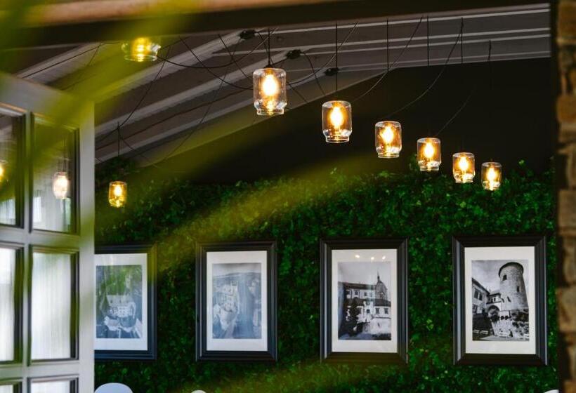 Restaurant & Pension U Hradu