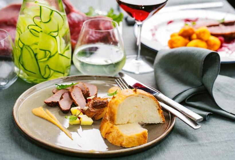 Restaurant & Pension U Hradu