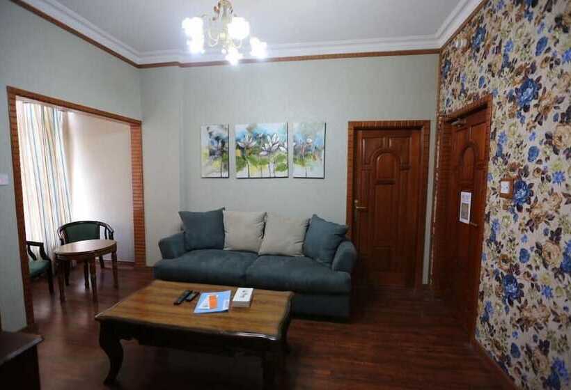 هتل Capital O 125 Moon Plaza